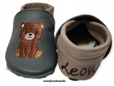 Lederpuschen anthrazit-beige mit rechts Stickerei Bär sitzt und links 3 Tatzen sowie Namen an der Ferse (braun)